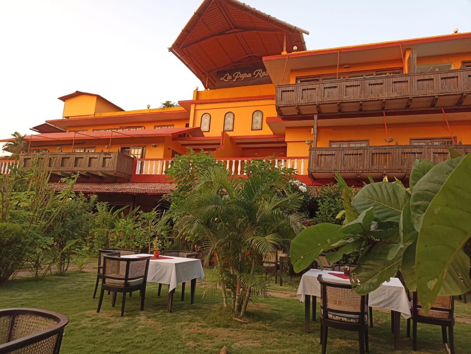 La Papa Resort Morjim Exterior photo